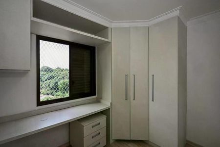 Apartamento à venda com 62m², 3 quartos e 1 vaga Apartamento à venda com 62m², 3 quartos e 1 vagaJanela com vista para a floresta, com móveis brancos e iluminação natural.