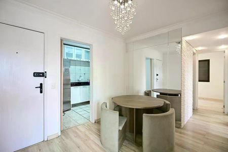 Apartamento à venda com 62m², 3 quartos e 1 vaga Apartamento à venda com 62m², 3 quartos e 1 vagaSala de jantar com mesa redonda e cadeiras de couro, iluminada por uma lâmpada de cristal.