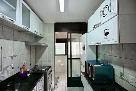 Apartamento à venda com 62m², 3 quartos e 1 vaga Apartamento à venda com 62m², 3 quartos e 1 vagaCozinha com piso de porcelanato, bancada de granito e geladeira.