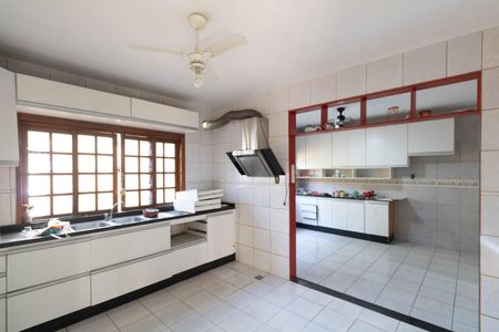 Casa à venda com 300m², 4 quartos e 3 vagas Casa à venda com 300m², 4 quartos e 3 vagasCozinha e Área de Serviço