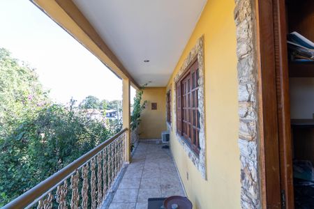 Casa à venda com 300m², 4 quartos e 3 vagas Casa à venda com 300m², 4 quartos e 3 vagasVaranda