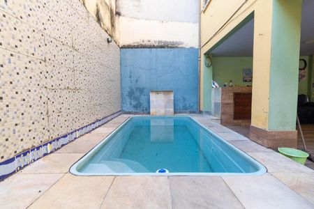 Casa à venda com 300m², 4 quartos e 3 vagas Casa à venda com 300m², 4 quartos e 3 vagasPiscina