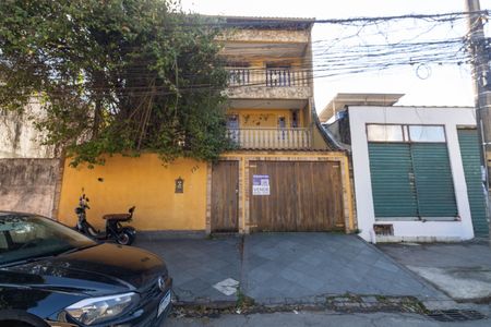 Casa à venda com 300m², 4 quartos e 3 vagas Casa à venda com 300m², 4 quartos e 3 vagasFachada