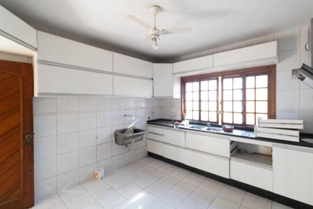 Casa à venda com 300m², 4 quartos e 3 vagas Casa à venda com 300m², 4 quartos e 3 vagasCozinha e Área de Serviço