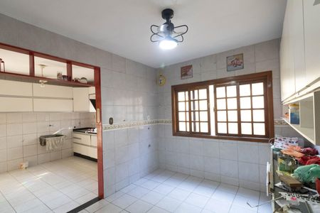 Casa à venda com 300m², 4 quartos e 3 vagas Casa à venda com 300m², 4 quartos e 3 vagasCozinha e Área de Serviço