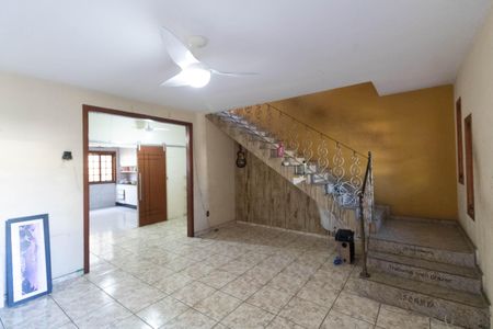 Casa à venda com 300m², 4 quartos e 3 vagas Casa à venda com 300m², 4 quartos e 3 vagasSala