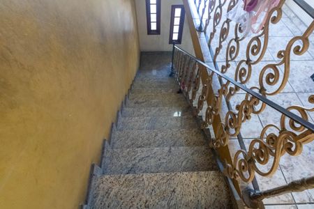 Casa à venda com 300m², 4 quartos e 3 vagas Casa à venda com 300m², 4 quartos e 3 vagasEscada