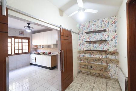Casa à venda com 300m², 4 quartos e 3 vagas Casa à venda com 300m², 4 quartos e 3 vagasCozinha e Área de Serviço