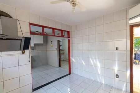 Casa à venda com 300m², 4 quartos e 3 vagas Casa à venda com 300m², 4 quartos e 3 vagasCozinha e Área de Serviço