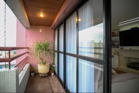 Apartamento à venda com 126m², 4 quartos e 3 vagas Apartamento à venda com 126m², 4 quartos e 3 vagasVaranda