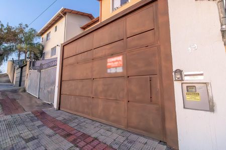 Casa à venda com 95m², 3 quartos e 2 vagas Casa à venda com 95m², 3 quartos e 2 vagasFachada