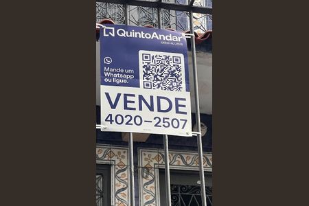 Casa à venda com 184m², 3 quartos e sem vaga Casa à venda com 184m², 3 quartos e sem vagaFachada