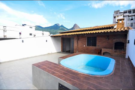 Casa à venda com 184m², 3 quartos e sem vaga Casa à venda com 184m², 3 quartos e sem vagaTerraço