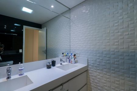 Apartamento à venda com 198m², 4 quartos e 3 vagas Apartamento à venda com 198m², 4 quartos e 3 vagasBanheiro da Suíte 1