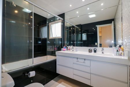 Apartamento à venda com 198m², 4 quartos e 3 vagas Apartamento à venda com 198m², 4 quartos e 3 vagasBanheiro da Suíte 1