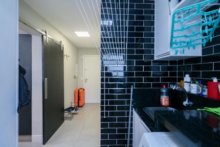 Apartamento à venda com 198m², 4 quartos e 3 vagas Apartamento à venda com 198m², 4 quartos e 3 vagasÁrea de Serviço