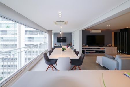 Apartamento à venda com 198m², 4 quartos e 3 vagas Apartamento à venda com 198m², 4 quartos e 3 vagasVaranda gourmet