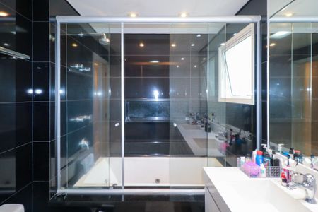Apartamento à venda com 198m², 4 quartos e 3 vagas Apartamento à venda com 198m², 4 quartos e 3 vagasBanheiro da Suíte 1