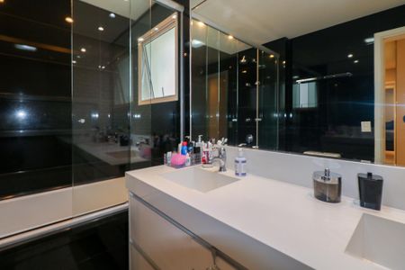 Apartamento à venda com 198m², 4 quartos e 3 vagas Apartamento à venda com 198m², 4 quartos e 3 vagasBanheiro da Suíte 1