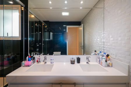 Apartamento à venda com 198m², 4 quartos e 3 vagas Apartamento à venda com 198m², 4 quartos e 3 vagasBanheiro da Suíte 1