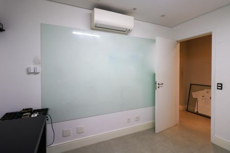 Apartamento à venda com 198m², 4 quartos e 3 vagas Apartamento à venda com 198m², 4 quartos e 3 vagasEscritório