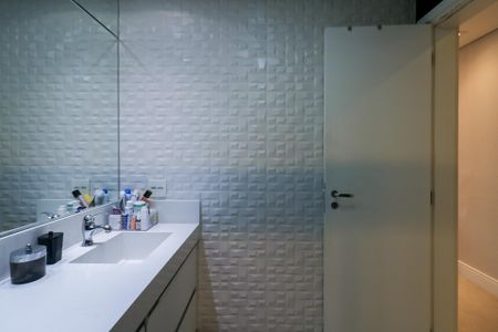 Apartamento à venda com 198m², 4 quartos e 3 vagas Apartamento à venda com 198m², 4 quartos e 3 vagasBanheiro da Suíte 1