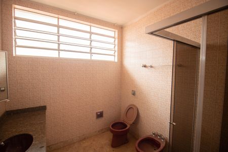 Casa para alugar com 285m², 3 quartos e 4 vagas Casa para alugar com 285m², 3 quartos e 4 vagasBANHEIRO