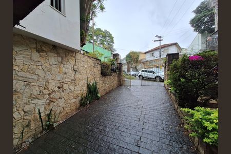 Casa à venda com 348m², 4 quartos e 6 vagas Casa à venda com 348m², 4 quartos e 6 vagasEntrada