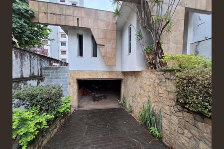 Casa à venda com 348m², 4 quartos e 6 vagas Casa à venda com 348m², 4 quartos e 6 vagasEntrada