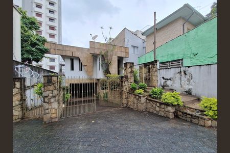 Casa à venda com 348m², 4 quartos e 6 vagas Casa à venda com 348m², 4 quartos e 6 vagasFachada