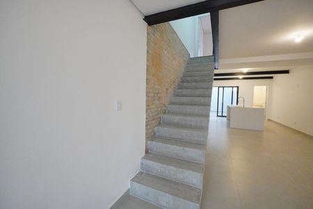 Casa à venda com 130m², 2 quartos e 1 vagaEscada