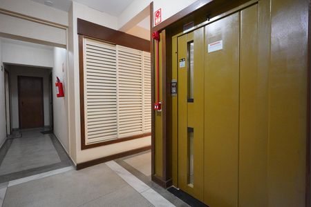 Apartamento à venda com 46m², 1 quarto e 1 vaga Apartamento à venda com 46m², 1 quarto e 1 vagaHall elevador
