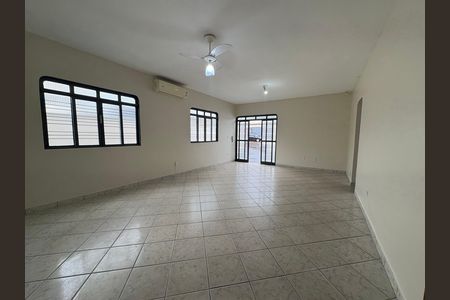 Casa à venda com 100m², 3 quartos e 4 vagasSala