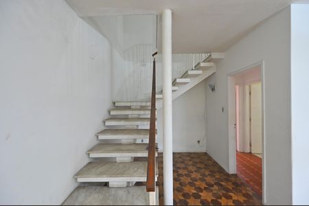 Escadas de casa para alugar com 3 quartos, 180m² em Planalto Paulista, São Paulo