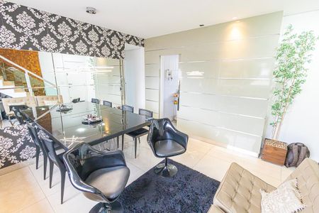 Apartamento à venda com 180m², 3 quartos e 2 vagas Apartamento à venda com 180m², 3 quartos e 2 vagasSala