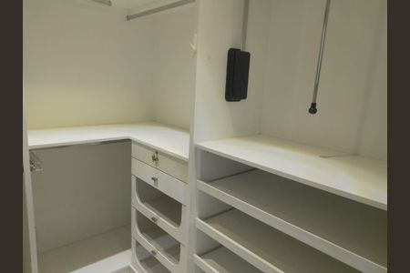 Apartamento para alugar com 220m², 4 quartos e 2 vagas Apartamento para alugar com 220m², 4 quartos e 2 vagasQuarto
