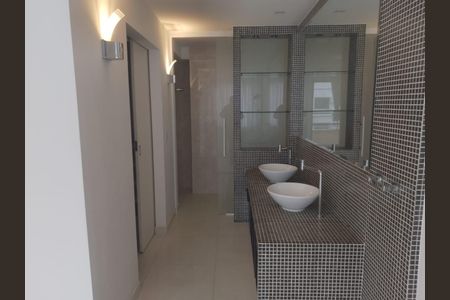 Apartamento para alugar com 220m², 4 quartos e 2 vagas Apartamento para alugar com 220m², 4 quartos e 2 vagasBanheiro