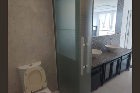Apartamento para alugar com 220m², 4 quartos e 2 vagas Apartamento para alugar com 220m², 4 quartos e 2 vagasBanheiro