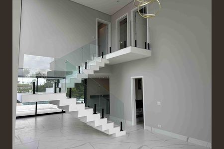Casa de condomínio à venda com 250m², 3 quartos e 4 vagas Casa de condomínio à venda com 250m², 3 quartos e 4 vagasEscada - acesso ao piso superior