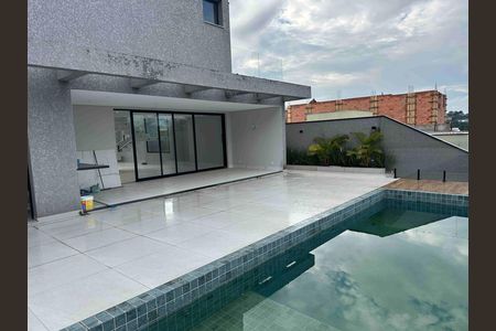 Casa de condomínio à venda com 250m², 3 quartos e 4 vagas Casa de condomínio à venda com 250m², 3 quartos e 4 vagasPiscina