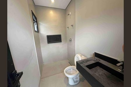 Casa de condomínio à venda com 250m², 3 quartos e 4 vagas Casa de condomínio à venda com 250m², 3 quartos e 4 vagasBanheiro externo