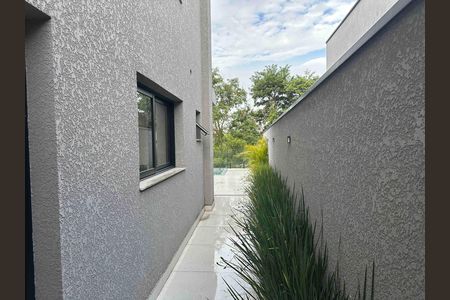 Casa de condomínio à venda com 250m², 3 quartos e 4 vagas Casa de condomínio à venda com 250m², 3 quartos e 4 vagasCorredor Lateral