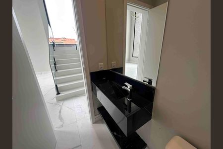 Casa de condomínio à venda com 250m², 3 quartos e 4 vagas Casa de condomínio à venda com 250m², 3 quartos e 4 vagasLavabo - piso inferior