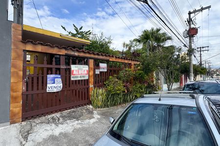 Casa à venda com 2700m², 4 quartos e 2 vagas Casa à venda com 2700m², 4 quartos e 2 vagasFachada