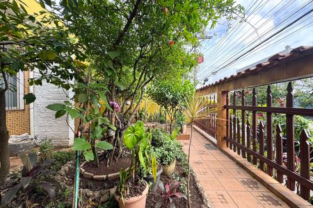 Casa à venda com 2700m², 4 quartos e 2 vagas Casa à venda com 2700m², 4 quartos e 2 vagasÁrea externa