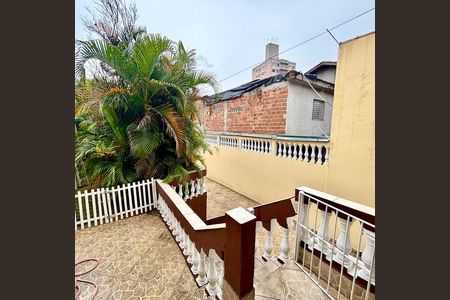 Casa à venda com 290m², 4 quartos e 4 vagas Casa à venda com 290m², 4 quartos e 4 vagasEscada