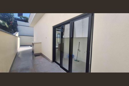 Casa de condomínio à venda com 420m², 2 quartos e 6 vagasLateral esquerdo