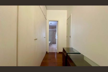 Apartamento à venda com 380m², 4 quartos e 3 vagas Apartamento à venda com 380m², 4 quartos e 3 vagasCloset