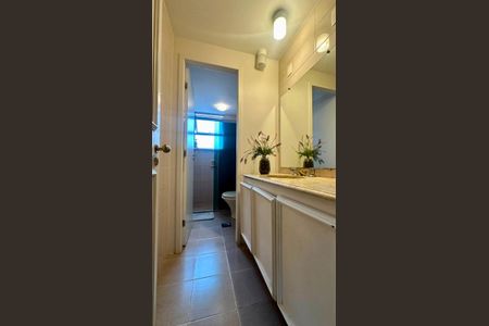 Apartamento à venda com 380m², 4 quartos e 3 vagas Apartamento à venda com 380m², 4 quartos e 3 vagasBanheiro