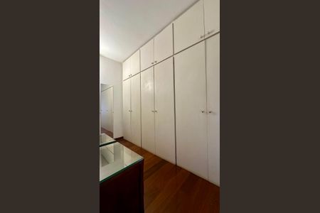 Apartamento à venda com 380m², 4 quartos e 3 vagas Apartamento à venda com 380m², 4 quartos e 3 vagasCloset